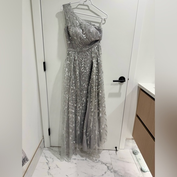 NWOT Silver One-Shoulder Prom/Formal Dress - Picture 1 of 5